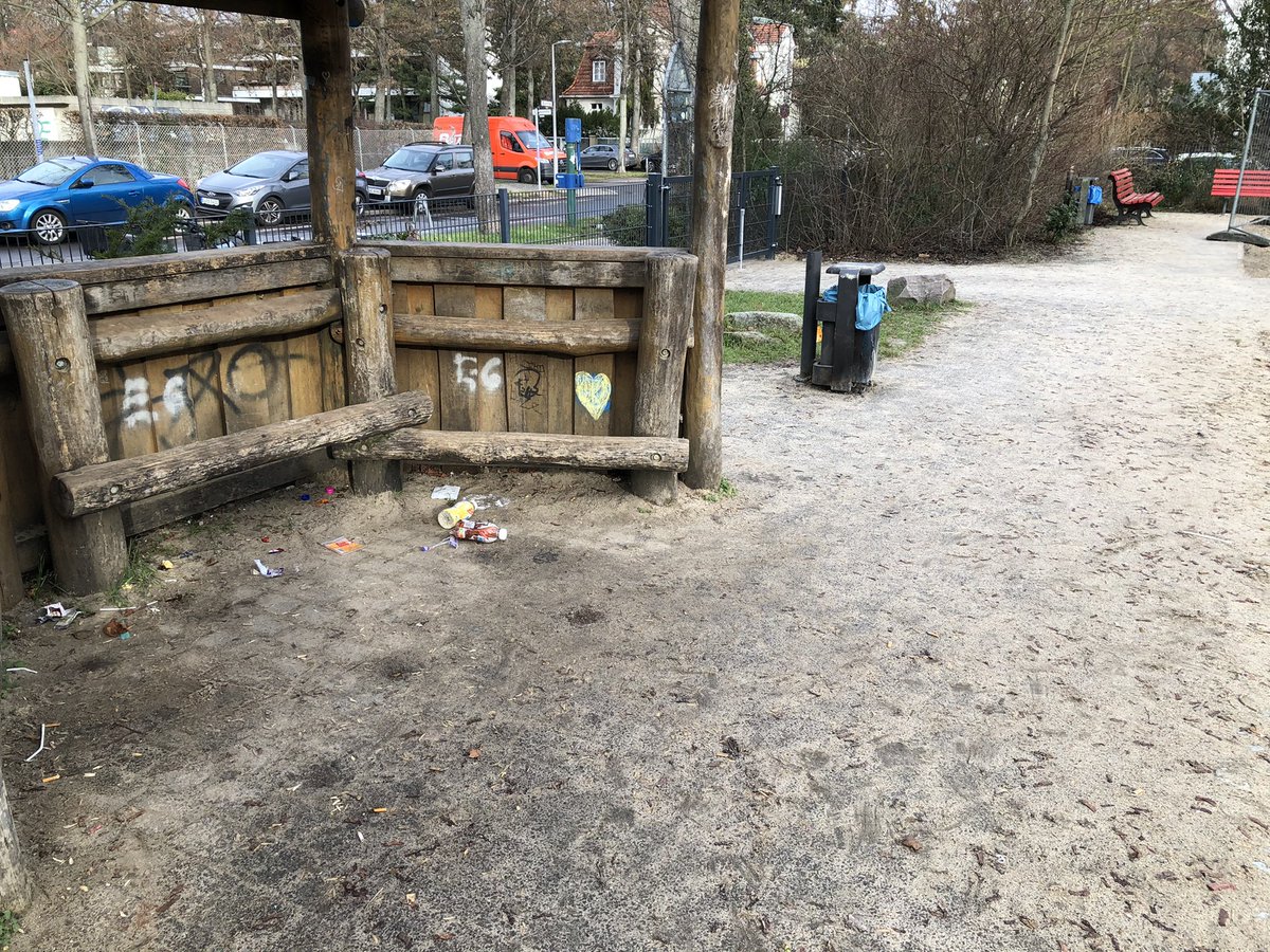 StefiSchrod's tweet photo. Gibt es eine Stelle bei der #BSR oder im Bezirksamt, wo ich Bescheid geben kann, dass der #Spielplatz und der Park in der Elisabethstr/ Dillgesstr. in #Lankwitz vermüllt ist? @BSR_de @basz_berlin https://t.co/OcuXQfqcep