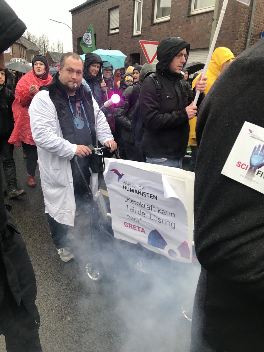 Wir, <a href="/DieHumanisten/">diehumanisten</a>, sagen deutlich: Es ist ein Fehler, #Kohle zu verbrennen. Es ist falsch, #Luetzerath für Kohle weg zu baggern. Wir demonstrieren heute friedlich für eine klimafreundlichere Politik in diesem Land! Für mehr #ErneuerbareEnergien! Und für #Kernkraft in Europa!