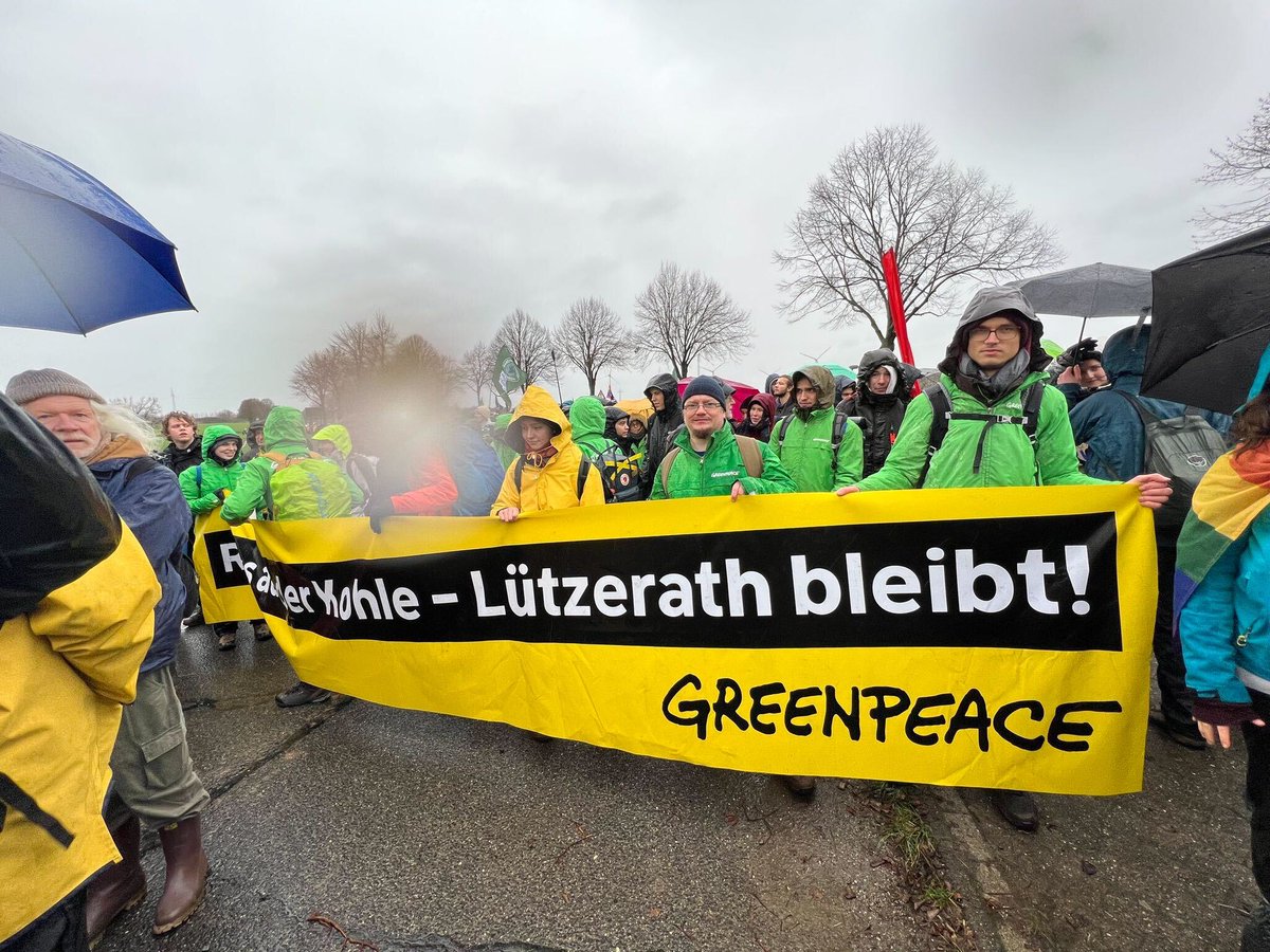 35.000 Menschen protestieren am Tagebau Garzweiler für Klimaschutz und zeigen Solidarität mit den Aktivist*innen. WOW 💚 #Luetzerath