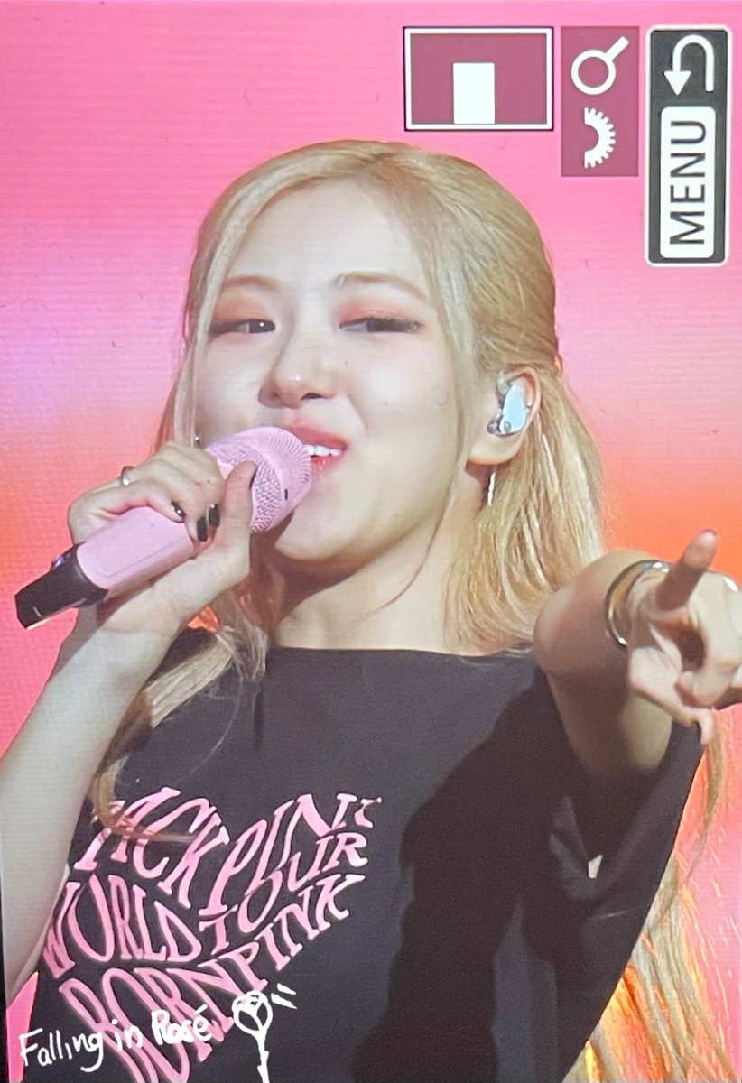 FALLING IN ROSÉ tweet media