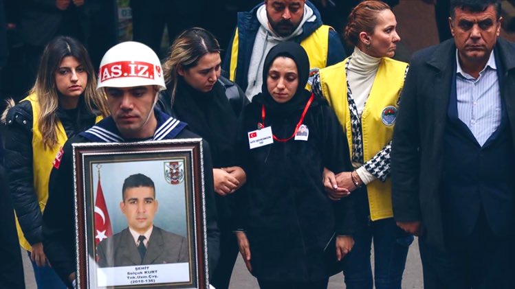 nowhaber's tweet photo. Fırat Kalkanı Harekat Bölgesi'nde teröristlerce bir üs bölgesine açılan taciz ateşinde ağır yaralanan ve kaldırıldığı hastanede şehit olan Tankçı Uzman Çavuş #SelçukKurt'un cenazesi, Mersin'de toprağa verildi. https://t.co/Xxdp9SnaB3