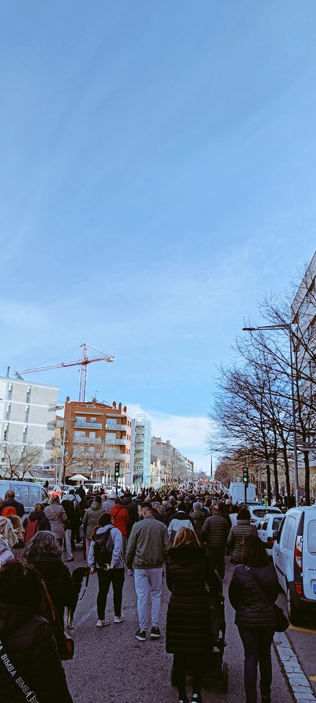 PAH_Trs's tweet photo. 📢 Avui #Terrassa defensa la sanitat pública i qualitat! 💪🏾 Prou retallar drets, exigim recursos per l'atenció primària, hospitals per les treballadores sanitàries! 🫵 @defensasanitat https://t.co/2s4OquWbUp