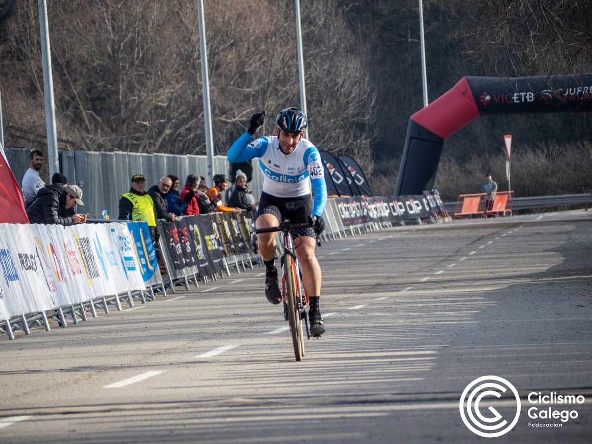 F_Gal_Ciclismo's tweet photo. #SelecciondeGalicia #CECXVic23 | Medalla de prata para Andrés Calvete na categoría Máster-40 A 🥈 https://t.co/PTcGJqMDE2