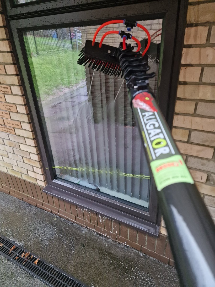 On this wet morning, cleaning the windows of education at a school with help from my latest @BrodexBMS product. Love my new ALIGATOR WFP 🪟💦🐊 #windowcleaner #Sussex #localbusinesses #Haywardsheath #EastGrinstead #westsussex #eastsussex #propertycare