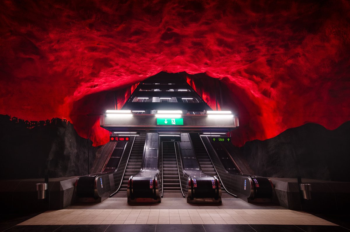 🇪🇸 Pasear por las estaciones de metro de Estocolmo y poder disfrutar de verdaderas obras de arte , algunas con un simple color ,otras con diversos murales y composiciones.
#visitaestocolmo #estocolmo #travelphotography #travel #undergroundstation #subwaystation  #visitsweden
