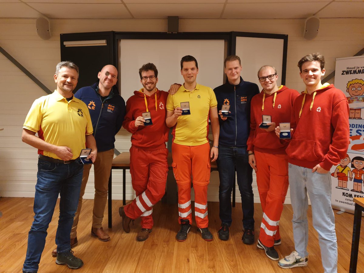De Lifeguards van #reddingsbrigade #dijkenwaard ontvingen van burgemeester Ronald Wortelboer van <a href="/Gemstedebroec/">Gemeente Stede Broec</a> de herrineringsmunt van de #NRV inzet in 2021. Samen met RB de streek, <a href="/rbnotwin/">Reddingsbrigade Hoorn</a> en <a href="/rbdenhelder/">Reddingsbrigade Den Helder</a>  vormen wij de <a href="/Reddingsvloot/">NRV Nationale</a> eenheid van de <a href="/vrnhn/">Veiligheidsregio NHN</a>.