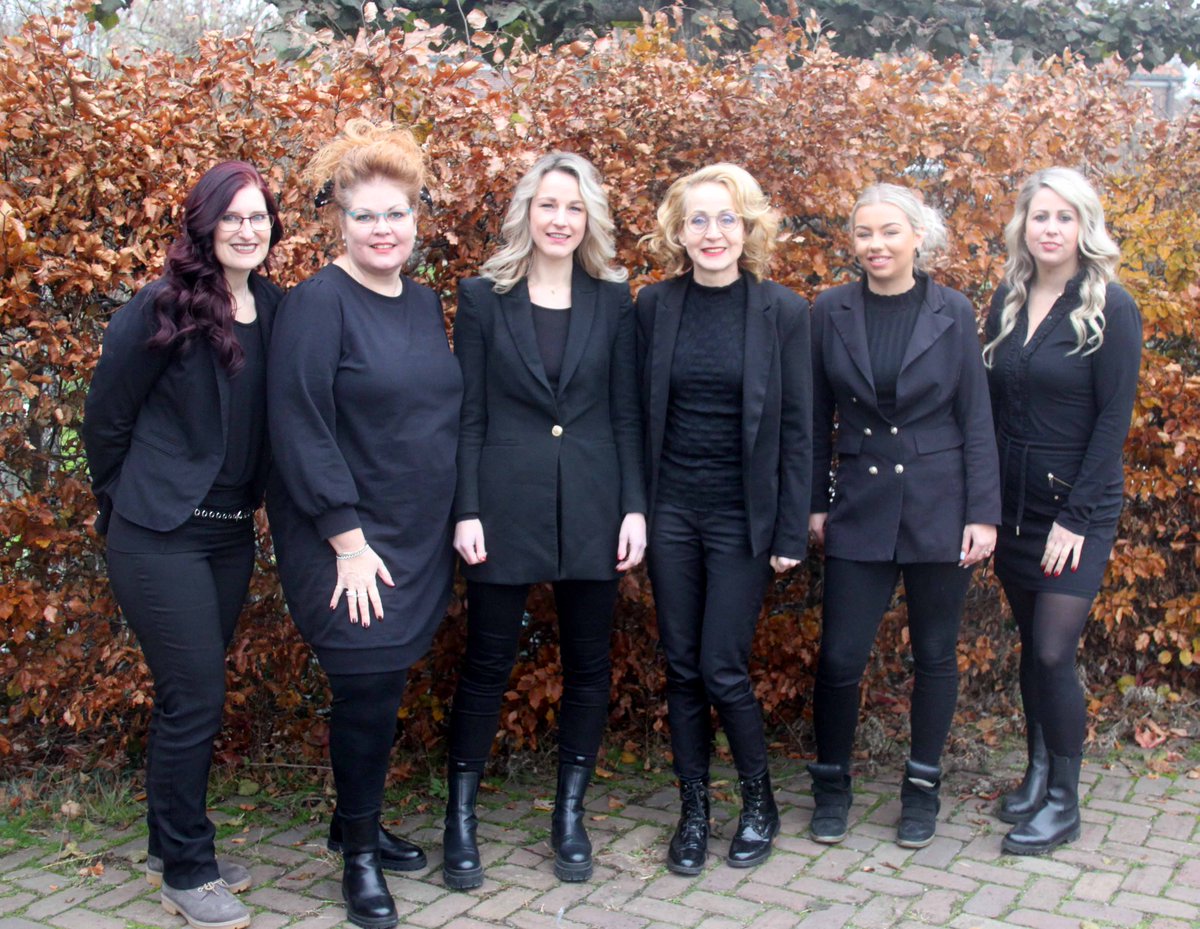 Wij zijn al 25 jaar een dames en heren #kapsalon in het centrum van #Lichtenvoorde. Bij ons kunt u altijd terecht voor de laatste trends op het gebied kleuren, #hairextensions, #haarwerken en modelleren. We hopen u binnenkort te zien.  hairlooksimone.nl/index.html
