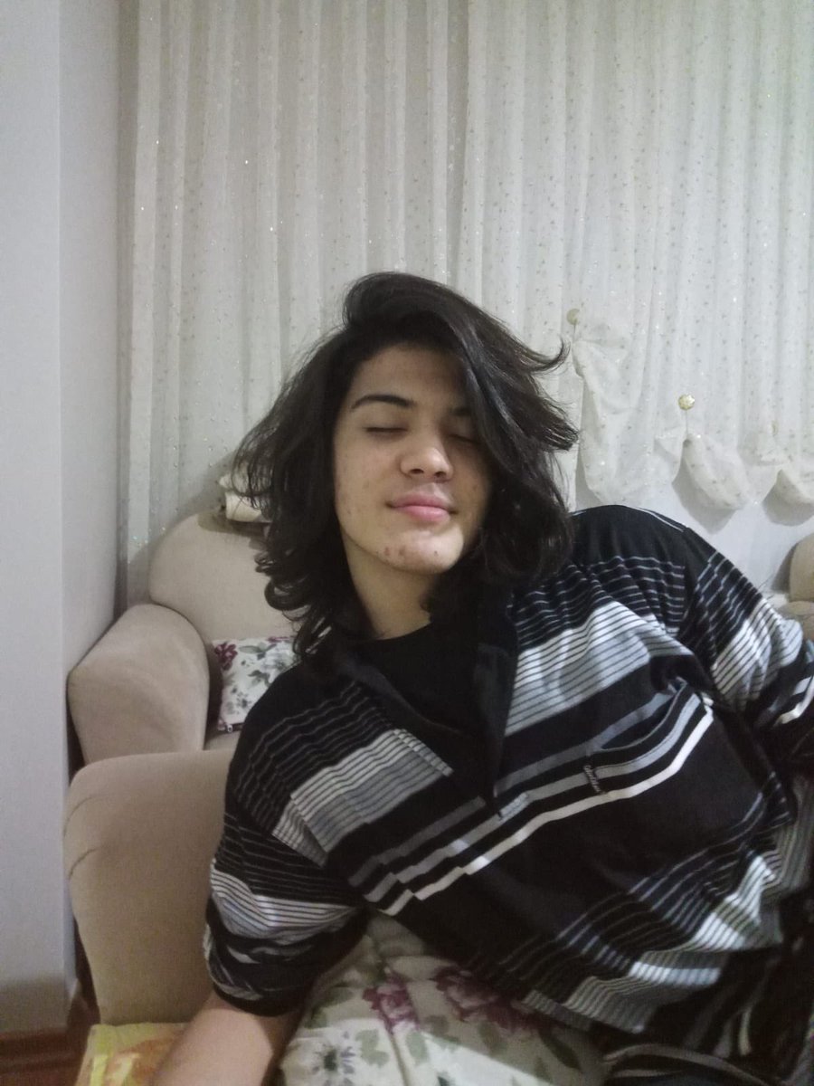 sevincozarslan's tweet photo. Bahadır Odabaşı'nın (16) ölümünün üzerinden bir yıl geçti.

5 ay önce tahliye edilen babası KHK'lı Nurettin Odabaşı:
 
"Oğlum ölüme giderken üzerinde benim siyah renkli çizgili tişörtüm vardı. Baba figürü çekilince hayatından neler koptu, bilemiyoruz."

https://t.co/pma7fC7LdX https://t.co/Zanjh7zyUf
