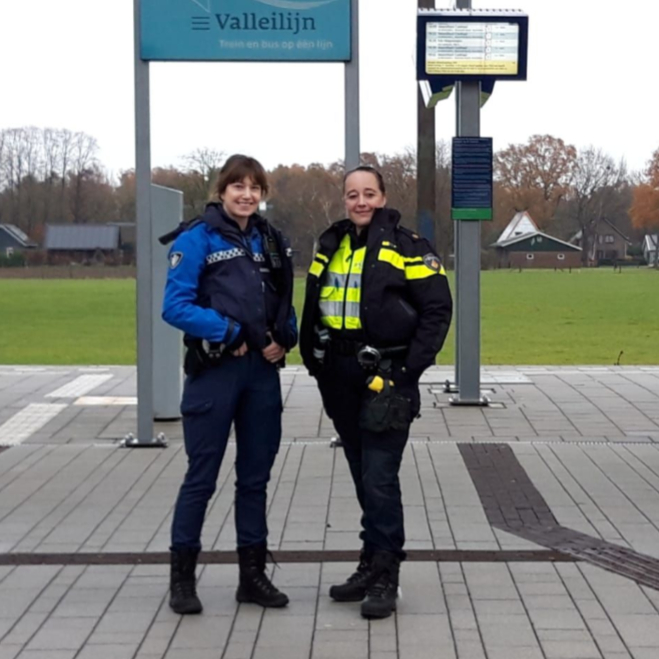 BarneveldInfo's tweet photo. 16 januari houden Anthonet Morren - Ter Maaten (Boa) en FemkevanLith (wijkagent) wijkspreekuur in #Veller. Zij zijn van 18.45 tot 19.45 uur aanwezig op Station-Zuid. U kunt er zonder afspraak terecht met vragen over de wijk of als u andere zaken wilt bespreken. https://t.co/vncrdTvS00