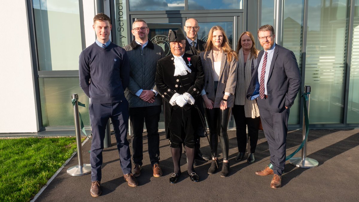 FradleyPrimary's tweet image. Thank you to everyone @StaffordshireCC @GFTomlinson @educationgovuk @JohnTaylorMAT and to all our community friends and partners who joined us on Friday. We ate cake and celebrated in the sunshine ☀️ #weareofficial