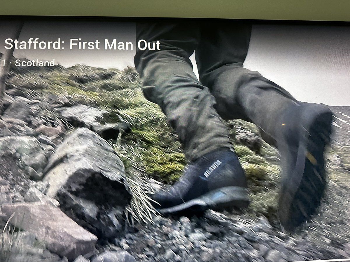 james_run_james's tweet photo. @Ed_Stafford boot change on season 3 ep 1 in Scotland ? #firstmanout https://t.co/wgrC2WZNGH