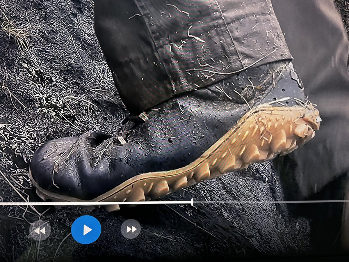 james_run_james's tweet photo. @Ed_Stafford boot change on season 3 ep 1 in Scotland ? #firstmanout https://t.co/wgrC2WZNGH