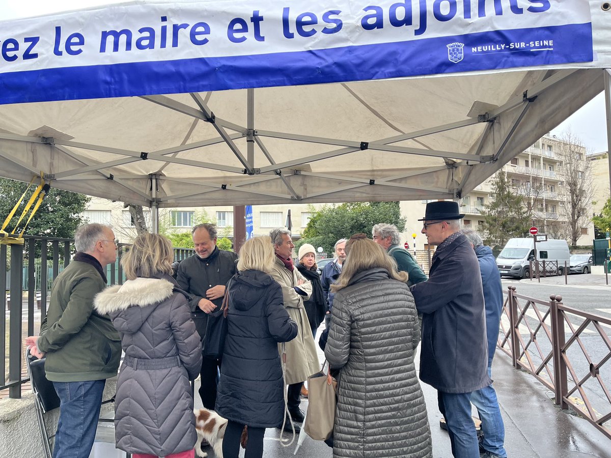 #VisitedeQuartier 📸 | Le maire <a href="/JCFromantin/">J-C Fromantin</a> est parti à la rencontre des habitants du quartier Dulud-Laffitte pour évoquer : 
✅ Le nouveau 167
✅ Les <a href="/AlleesdeNeuilly/">Les Allées de Neuilly</a> 
✅ La suppression des 📬 de La Poste 
✅ La circulation des 2 roues 🏍 sur trottoir 
#Neuilly #collterr