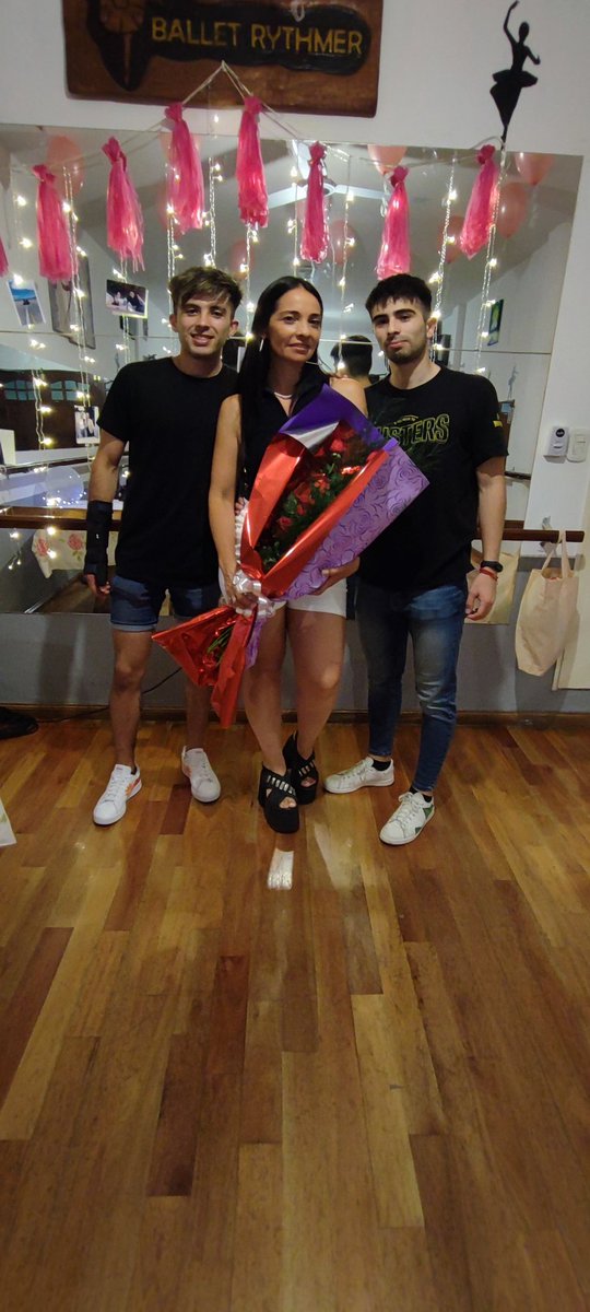 ritariosballet's tweet photo. Cuánto tus hijos te traen flores ❤️❤️
A mamá se le llena el corazón de emoción 😍 Tomi y Juanse https://t.co/zetWo1dWcT