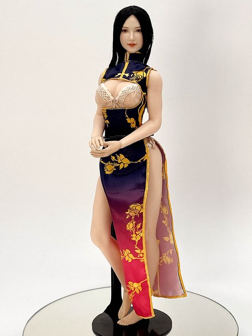 衣装なんかも様々なものが用意されています。
元々そうやって遊ぶためのフィギュアなので
当たり前ですね。
何気なく買ったチャイナドレスは前も後ろもエッチ! 