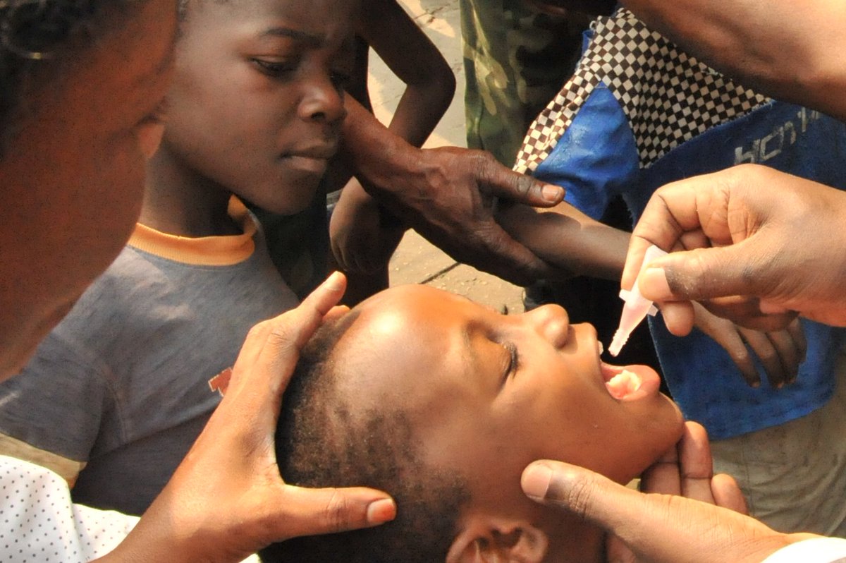 OMSRDCONGO's tweet photo. #Poliovirus circulant dérivé d'une souche vaccinale de type 1, #cVDPV1: 17 cas rapportés dont 2 dans le Haut-Katanga & 15 dans le Haut-Lomami portant le nombre de cas de cVDPV1 à 68 en 2022. @OMSRDCONGO & les autres partenaires soutiennent la RDC 🇨🇩dans la réponse à ces épidémies https://t.co/JZXCupORwa