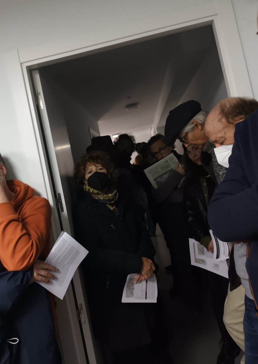 PelotazoErmita's tweet photo. El lugar que teníamos previsto para la asamblea vecinal quedó pequeño. El tema del #PelotazoErmita en nuestro barrio es muy importante porque afecta nuestras vidas  y por eso los espacios de participación se están llenando. #MadridNoSeVende https://t.co/urVRNGd01k