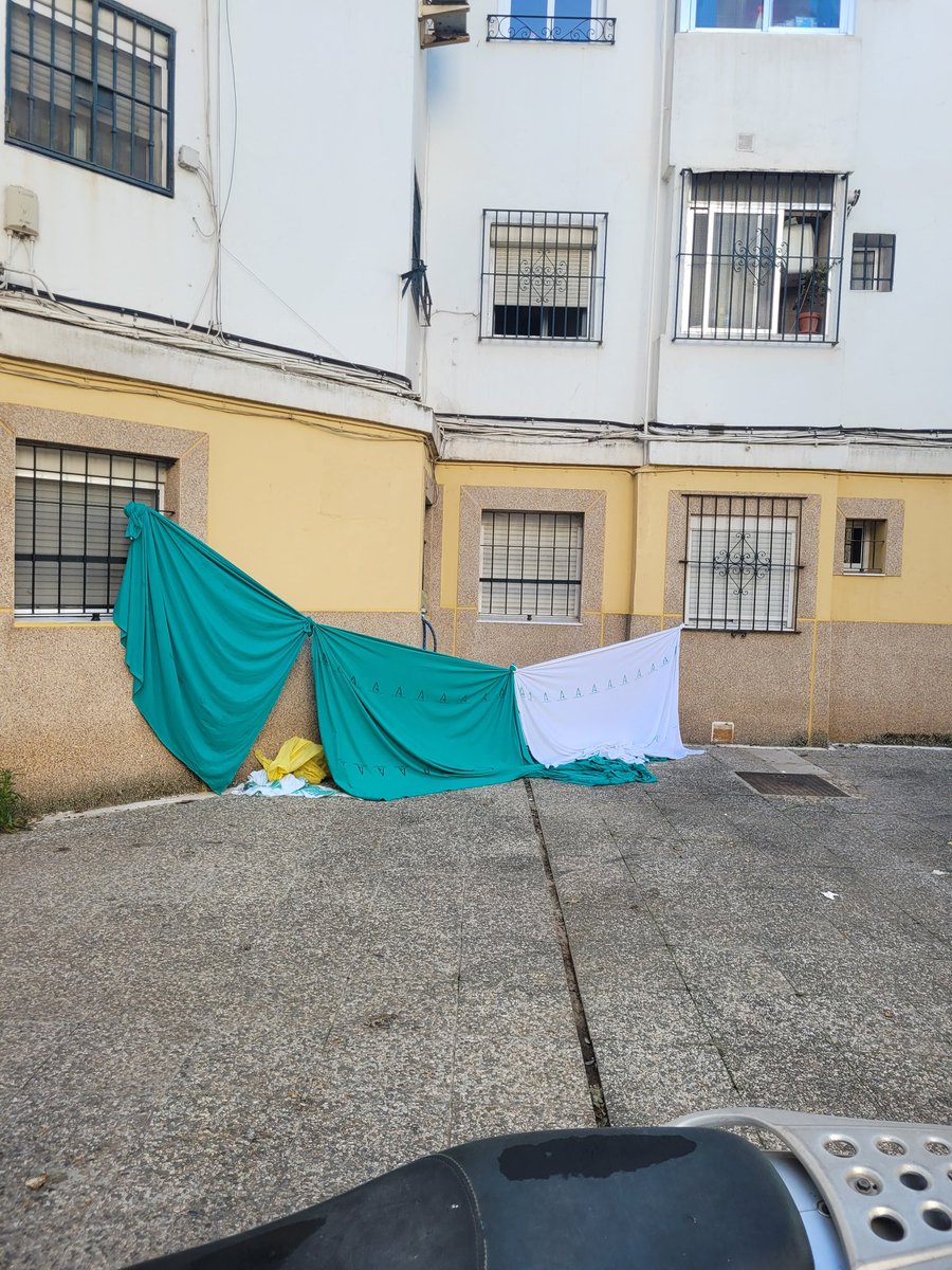 mirysvq's tweet photo. Esto ya lo que nos quedaba por ver. Señores del ayuntamiento y de la policia, es normal q tengamos q aguantar esto??? @Ayto_Sevilla @policia @LipasamSevilla estamos en frente de un hospital no en un camping https://t.co/MgbvBvz9Jb