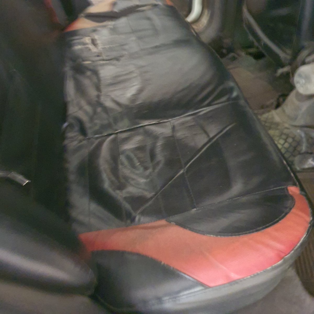 arijitsc's tweet photo. @Uber you gave me a worse than yellow cab experience on landing in kolkata . Tattered seats , dirty and no ac .Deja vu !!
This is what you call premium ? On complaining you shift the onus on the driver partner and give a Rs 100 discount. Really ???

@Uber_India https://t.co/019DOHN8mD