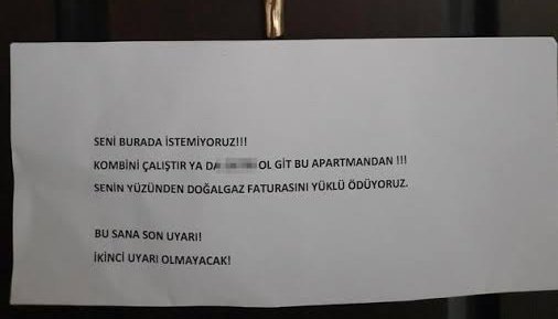 TheTurkicTimes's tweet photo. Eskişehir'de 32 daireli bir apartmanın 3'üncü katında yaşayan bir kişi, kombiyi açmadığı gerekçesiyle, kapısına asılan notla komşuları tarafından tehdit edildi. https://t.co/5A5o6GeyRc