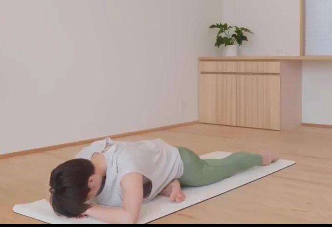 体がオリハンコンくらい固いのでほとんどのヨガのポーズでけへんけど、スリーピングスワンと牛の顔のポーズの足と座禅だけはちゃんとできるので、イントラにも『なんで…?』って反応される足が開いてるんだろうか。かといって開脚は全然できないおうちではこの方の動画にお世話になっています 