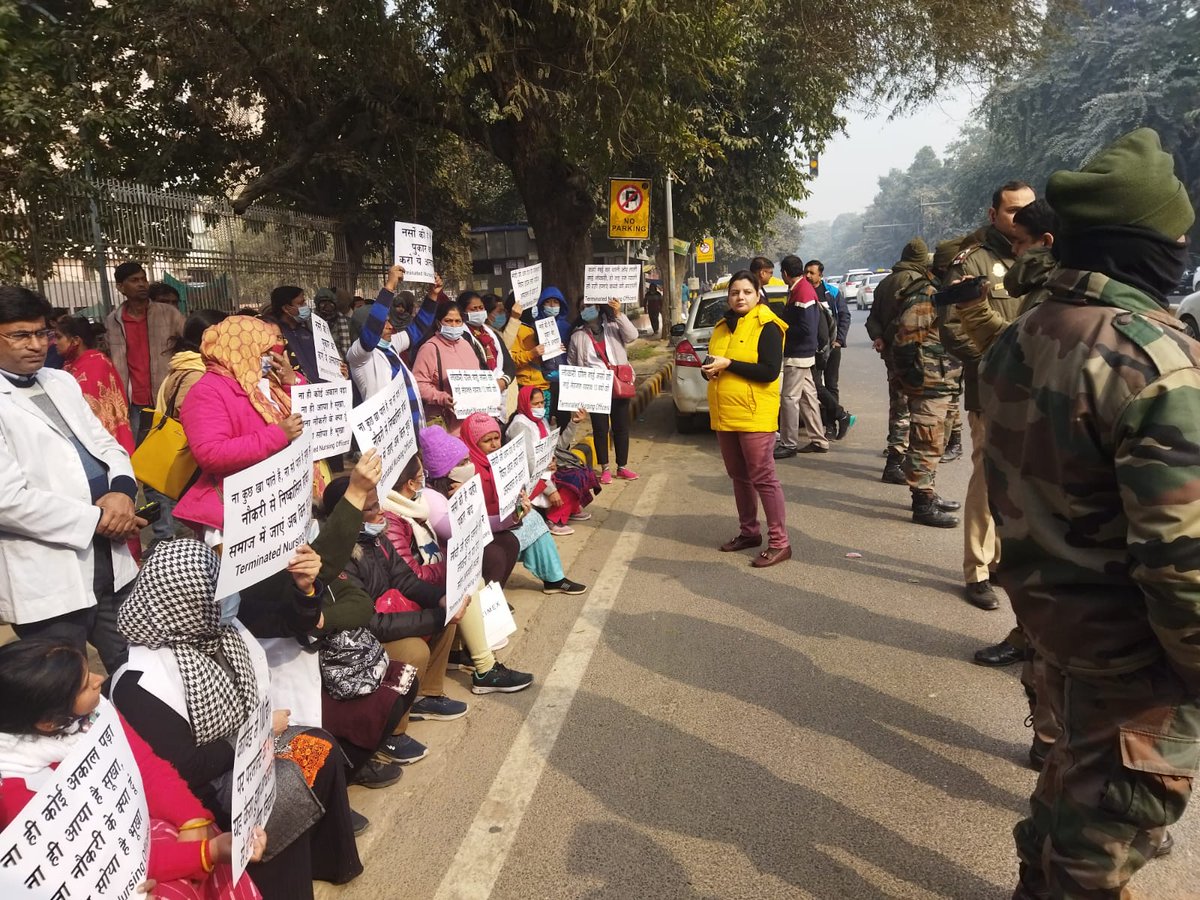 yadramyadav1978's tweet image. @PMO_NaMo 
@PMOIndia 
@NaMo4PM
@HelthMinistry
@rashtrapatibhvn
@VPSecretariat 
हम नर्सों का क्या कसूर है जो आज  रोड पर खड़ी है रोजगार देने के वादे करके रोजगार छीन लिया क्या यही अच्छे दिन हैं रात दिन मरीजों की सेवा करके कोरोना कॉल मैं अपनी जान की भी परवाह नहीं की क्या उसी का फल है