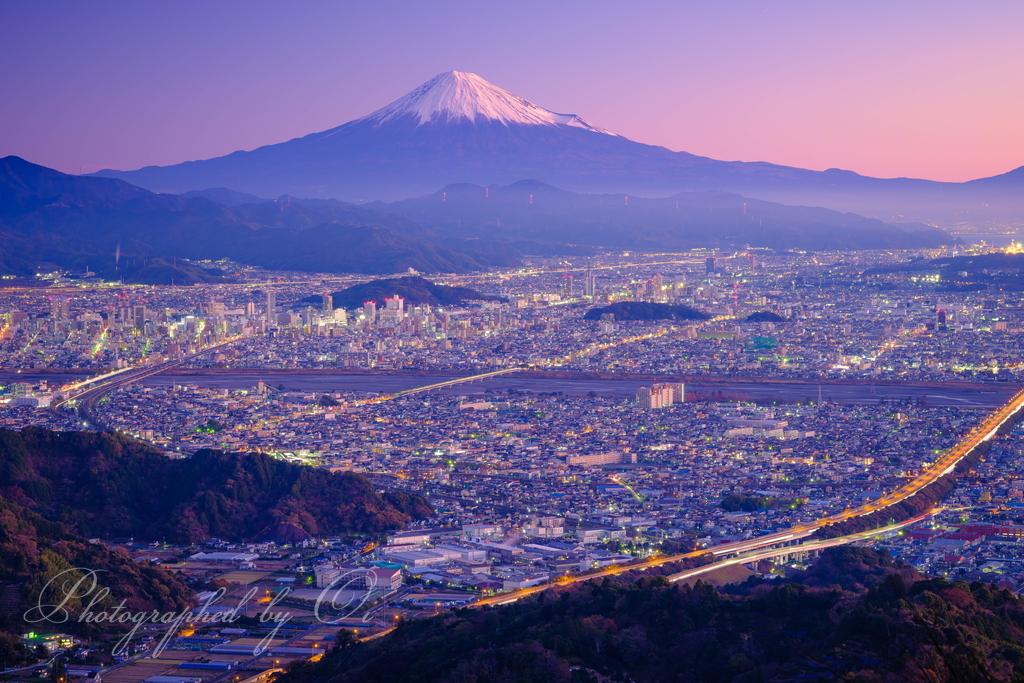 2023年版カレンダー作品紹介📸 【12月】 最後の一枚は静岡の素晴らしい夜景です。 平野に広がる街のスケール感に感動します。 富士山の冠雪具合や夜明けの色にも拘った一枚です👌 👇カレンダーはWEBショップで販売中👇 https://t.co/OttEM7