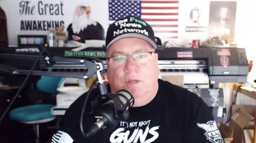 Limportant_fr's tweet image. Douglas Kuzma, animateur radio QAnon, ultra-droite, violent critique du vaccin SARS-CoV-2, a attrapé le covid a une conférence QAnon au Texas mi-décembre. Il est décédé le 5 janvier limportant.fr/infos-monde/3/… #Monde