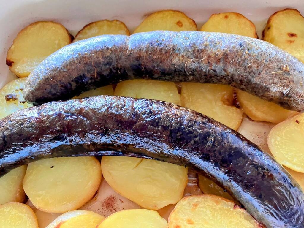 PalKerekfy's tweet photo. Jó étvágyat, a jó étvágyhoz finom ebédet kívánok!
Az volt a terv, hogy kidurranásig sütöm a hurkát. Kudarcot vallottam 😀😀😀 #hurka #krumpli #burgonya #potato #kartoffeln #kartoffel #картофель #whitepudding #blackpudding #lightlunch #könnyűebéd #lunch … https://t.co/NlFvoO5Qnp https://t.co/QiY4VGpb47
