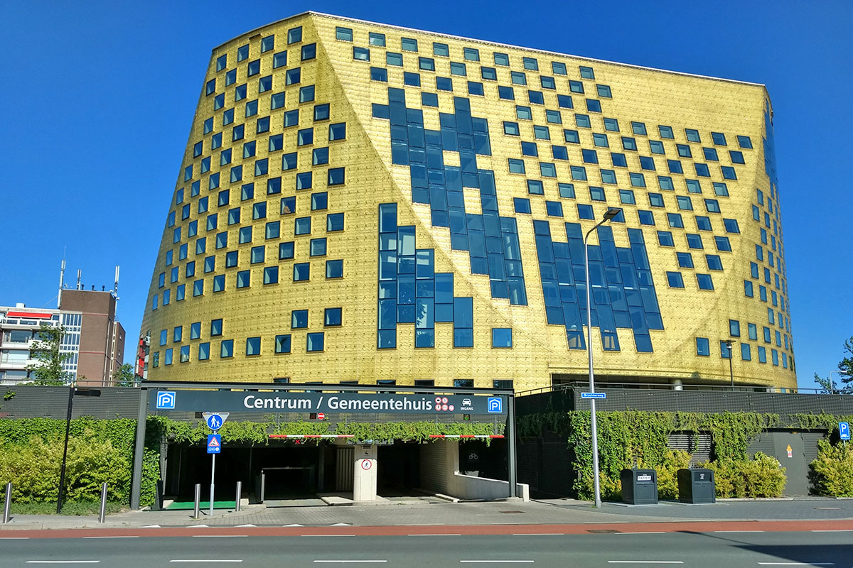 Wat veel Hardenbergers niet weten (en wat niet staat aangegeven):
- Parkeergarage Centrum/Gemeentehuis zijn ELKE DAG de eerste 3 uren gratis, daarna betaalt u € 1,15 per uur.
- Parkeergarage Centrum/LOC zijn op ZATERDAG de eerste 3 uren gratis, daarna betaalt u € 1,15 per uur.