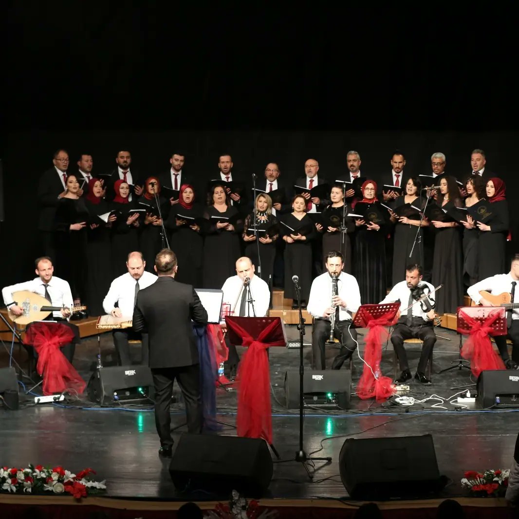 aksarayhem68's tweet photo. Valimiz Sayın @hmzaydg himayelerinde İl Milli Eğitim Müdürlüğü Halk Eğitimi Merkezi Türk Müziği Koromuzun icra ettiģi konserimizde davetliler,sevilen şarkılara eşlik ederek harika bir akşam geçirdiler.🎤🎼
@tcmeb 
@hmzaydg 
@aylinsengunt 
@haciomerkartal 
@aksarayvaliligi https://t.co/pYW8ZCcqP3