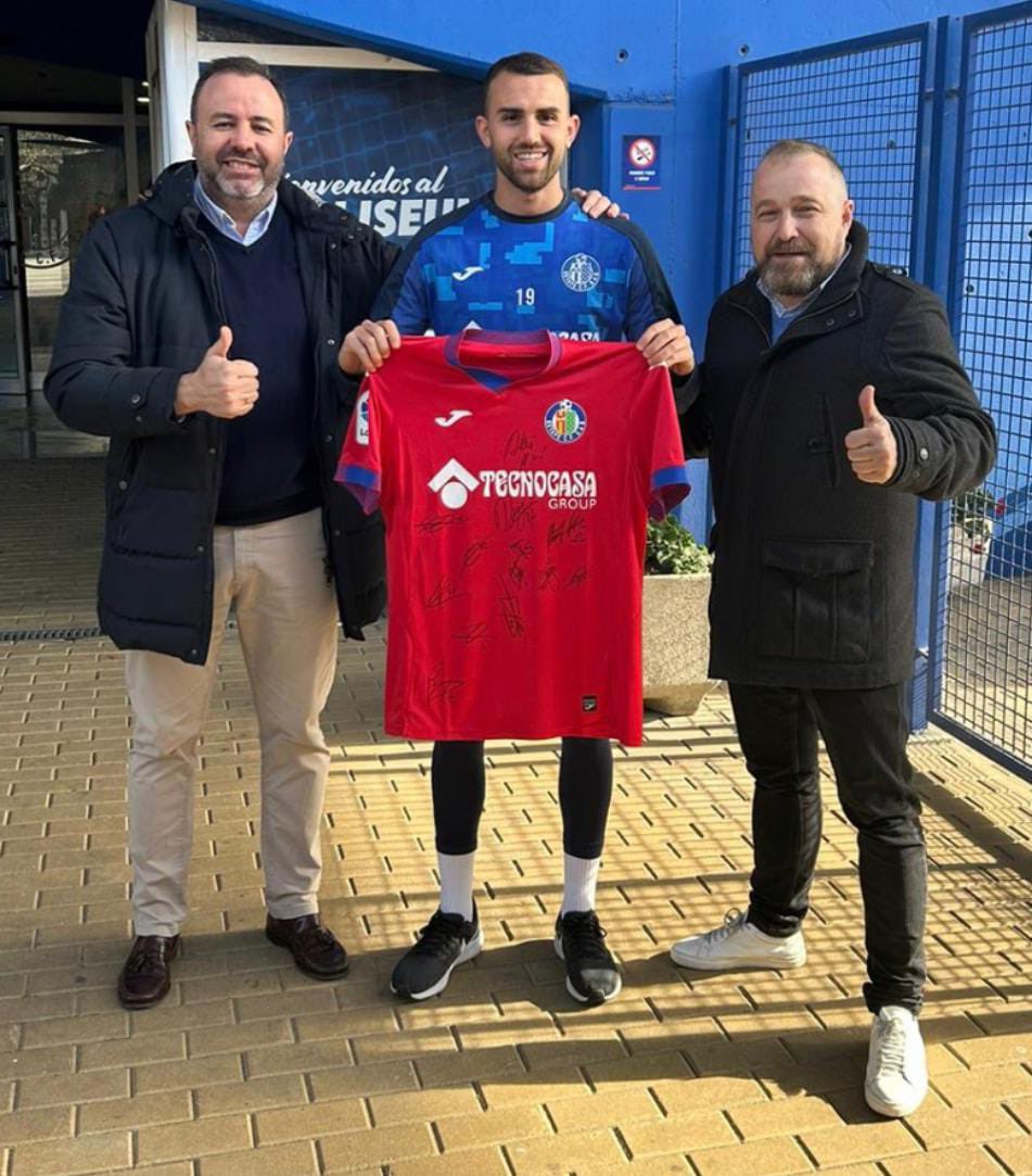 adparla's tweet photo. 👕 | @Mayoral_Borja se suma a #ElDerbiDelSur con la aportación de su camiseta del @GetafeCF firmada por toda la plantilla del equipo de Primera División como detalle en relación al partido solidario por Claudia en su lucha contra la meduloblastoma. 👏🏼 ¡Detallazo del killer! https://t.co/yoG6cXGhAT
