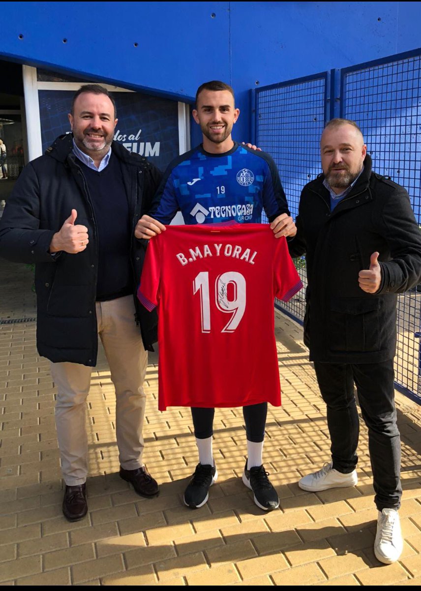 adparla's tweet photo. 👕 | @Mayoral_Borja se suma a #ElDerbiDelSur con la aportación de su camiseta del @GetafeCF firmada por toda la plantilla del equipo de Primera División como detalle en relación al partido solidario por Claudia en su lucha contra la meduloblastoma. 👏🏼 ¡Detallazo del killer! https://t.co/yoG6cXGhAT