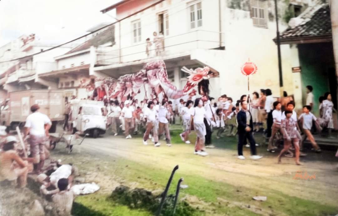 txtdaribogor's tweet photo. Perayaan Cap Go Meh Street Festival di Jalan Suryakencana Kota Bogor tahun 1978. https://t.co/uYuSlEaEzv