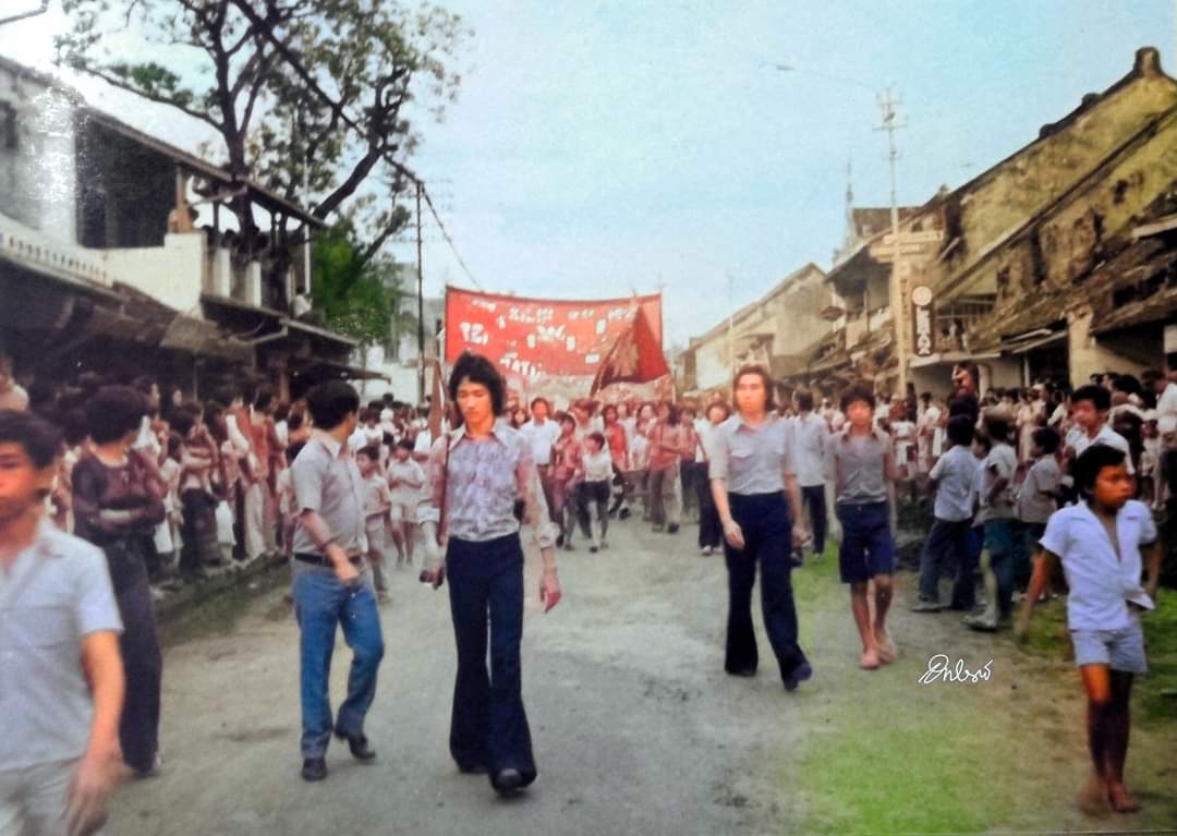 txtdaribogor's tweet photo. Perayaan Cap Go Meh Street Festival di Jalan Suryakencana Kota Bogor tahun 1978. https://t.co/uYuSlEaEzv