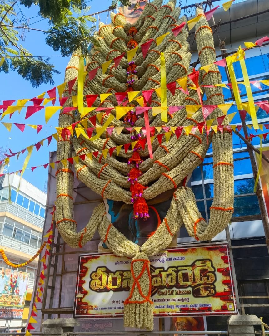 RaviAKP's tweet photo. వీర సింహుడి వీర విహారం.... బాక్స్ ఆఫీస్ లెక్కలు అతలాకులం.... బాస్ ఇంకో హీరో తో వచ్చిన... బంధుబస్తి తో ప్రణాళికలు వేసిన....  బాలయ్య బాక్స్ ఆఫీస్ కత్తి వేట కి శత్రువుల సవాలు పడినట్టు థియేటర్స్ గేట్స్ కి HOUSE FULL బోర్డ్స్ పడుతున్నాయి 🔥🔥🔥💥💥💥🥁🥁🥁
#VeeraSimhaReddyMassJathara https://t.co/droPxaY5FZ