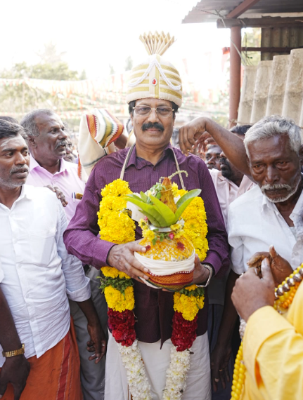 PTITWing's tweet photo. தமிழ் குடிகளின் தோற்றுவாயான கீழடியில்  வேளாண்குடி மக்கள் சார்பாக டாக்டர் அய்யா அவர்களுக்கு 'தேசிய ஒருமைப்பாட்டு பொதுமை பொங்கல் விழா' பூரண கும்ப மரியாதை!.. https://t.co/ekNTsSkCqk