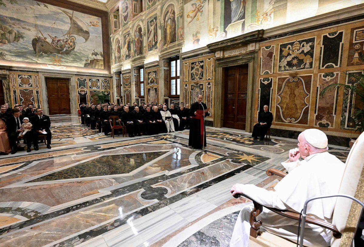 CatholicNewsSvc's tweet photo. #PopeFrancis met today with seminarians &amp; staff of the Pontifical North American College. Msgr. Powers, the rector, spoke on behalf of the group. And while the pope was greeting each person, the child of a staff member caught the attention of the Vatican Media photographer. https://t.co/VI4HolHjAO