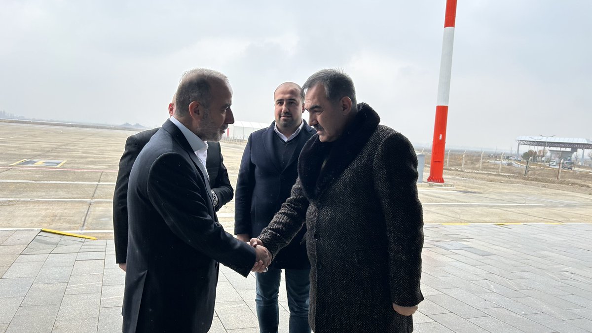MumtazCoban's tweet photo. Bir dizi temas ve ziyaretlerde bulunmak üzere şehrimize teşrif eden Milletvekillerimiz Sn. Cemal Taşar ,Sn. Vahit Kiler Bey’ i,İl Başkanımız ,Belediye Başkanlarımız ve Ak parti Teşkilatımız ile Muş Havalimanında karşıladık.

@tasar_cemal 
@Vahit_Kiler 
@EnginGunceoglu 

#Bitlis https://t.co/8MHnrDuU9o