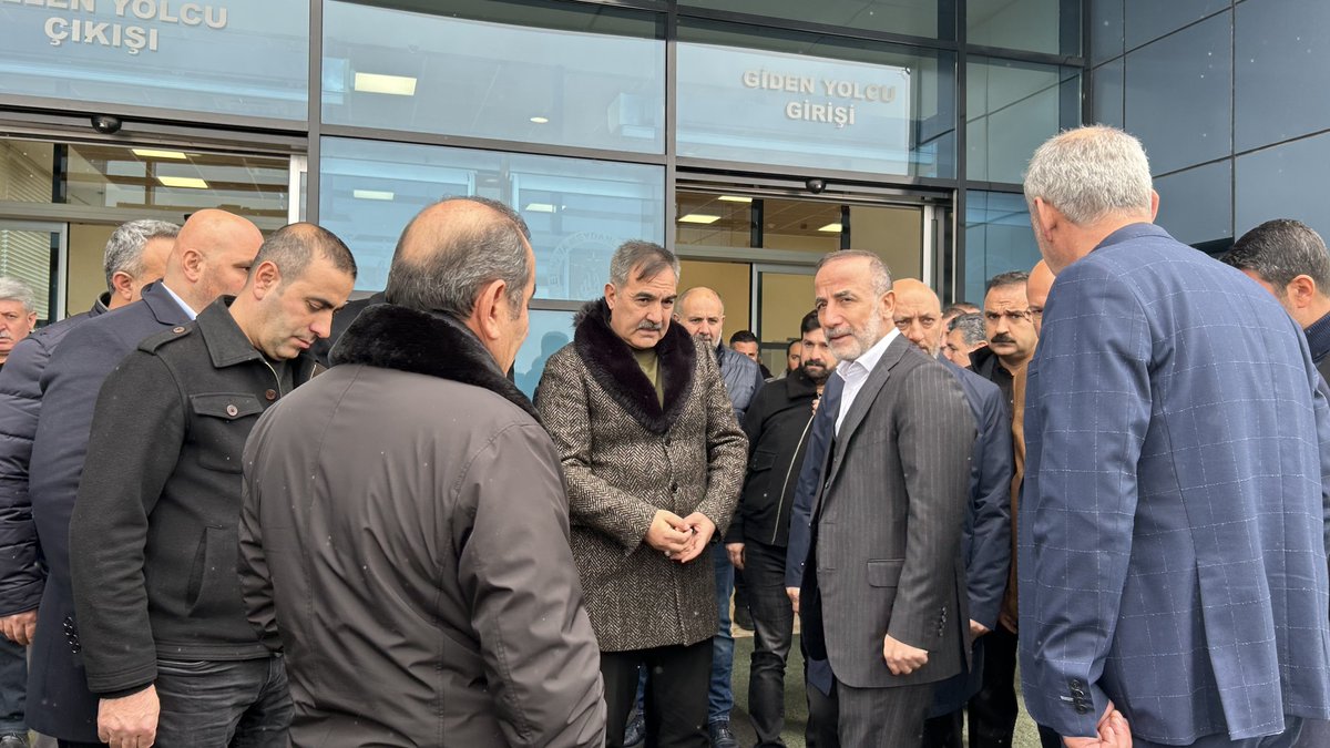 MumtazCoban's tweet photo. Bir dizi temas ve ziyaretlerde bulunmak üzere şehrimize teşrif eden Milletvekillerimiz Sn. Cemal Taşar ,Sn. Vahit Kiler Bey’ i,İl Başkanımız ,Belediye Başkanlarımız ve Ak parti Teşkilatımız ile Muş Havalimanında karşıladık.

@tasar_cemal 
@Vahit_Kiler 
@EnginGunceoglu 

#Bitlis https://t.co/8MHnrDuU9o