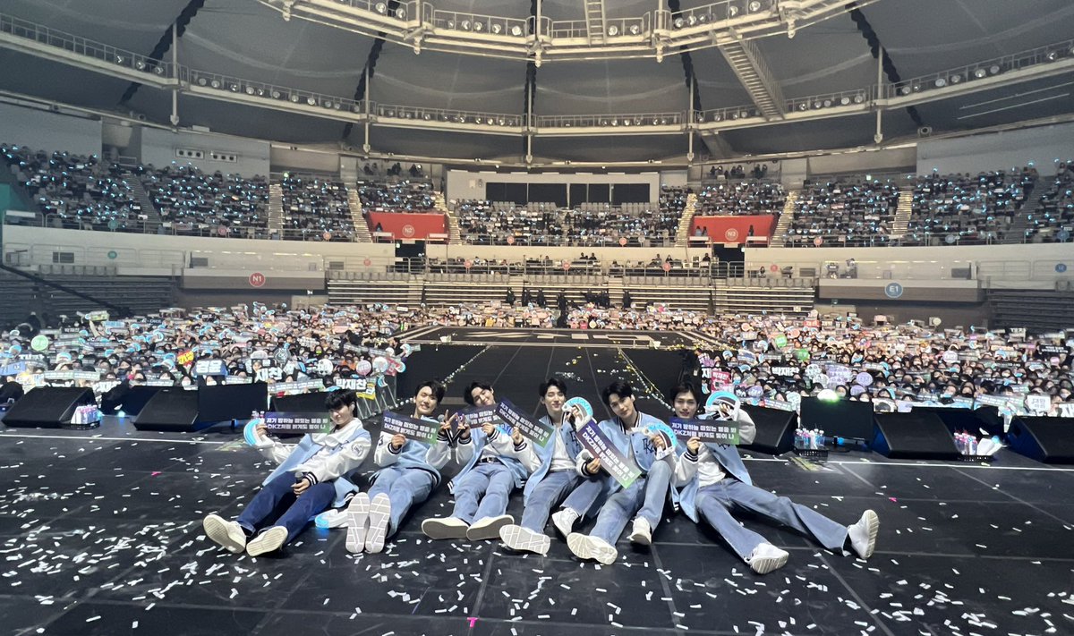 [📸] 230114 2023 DKZ FAN-CON <Welcome to DTU> 
동타대 입학식 함께해서 너무 즐거웠어요 ❤️

💚🐯🐰🐹🐱🐻🦊💙

#DKZ #디케이지