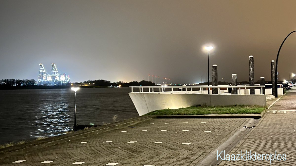 zomer60's tweet photo. 6.35u vanochtend, de boeg van het Balkon en het Heerema setje in één oogopslag #Maassluis #HetScheur #hetwasnogdroog https://t.co/yX4TiEoeB3