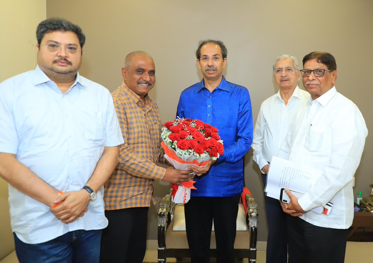 OfficeofUT's tweet photo. नागपूर शिक्षक मतदार संघाचे उमेदवार गंगाधर काकडे यांनी आज पक्षप्रमुख मा.उद्धवसाहेब ठाकरे यांची मातोश्री येथे भेट घेतली . https://t.co/GbJxleGM44