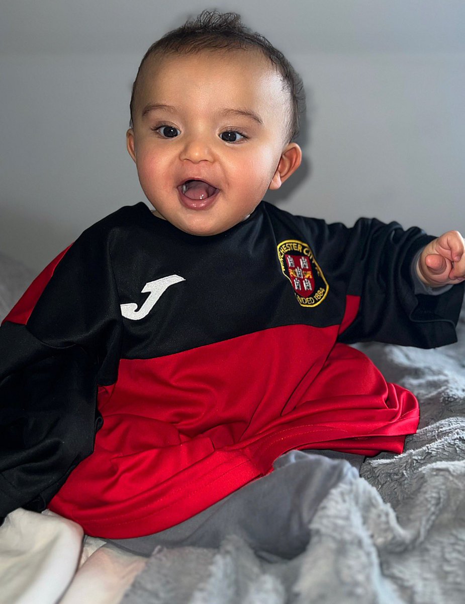 Good luck to My Daddy <a href="/Claudiox35/">Claudio Herbert</a> &amp; the <a href="/wincityfc/">Winchester City FC</a> boys today ⚽️🖤❤️