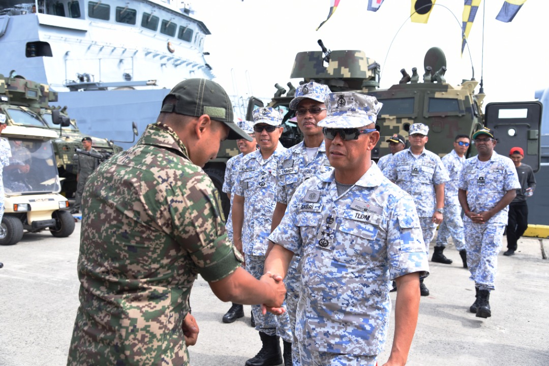 MPA_Timur's tweet photo. Turun padang.

Panglima Armada Timur turut hadir menyantuni para pempamer serta pengunjung yg hadir memeriahkan Hari Terbuka Armada Timur 2023 petang tadi. Bagi anda yg tidak berkesempatan hadir hari ini, boleh hadir pada hari terakhir esok! 

#NavyNews
#HTAT23 https://t.co/XmXT080EYZ