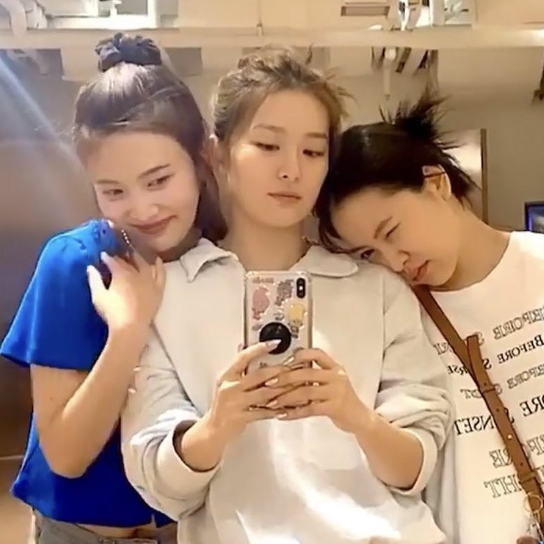 irenerv30329's tweet photo. 슬기언니….                             슬깋
아이린언니….                          주혀닣 https://t.co/RZisHjcCdL