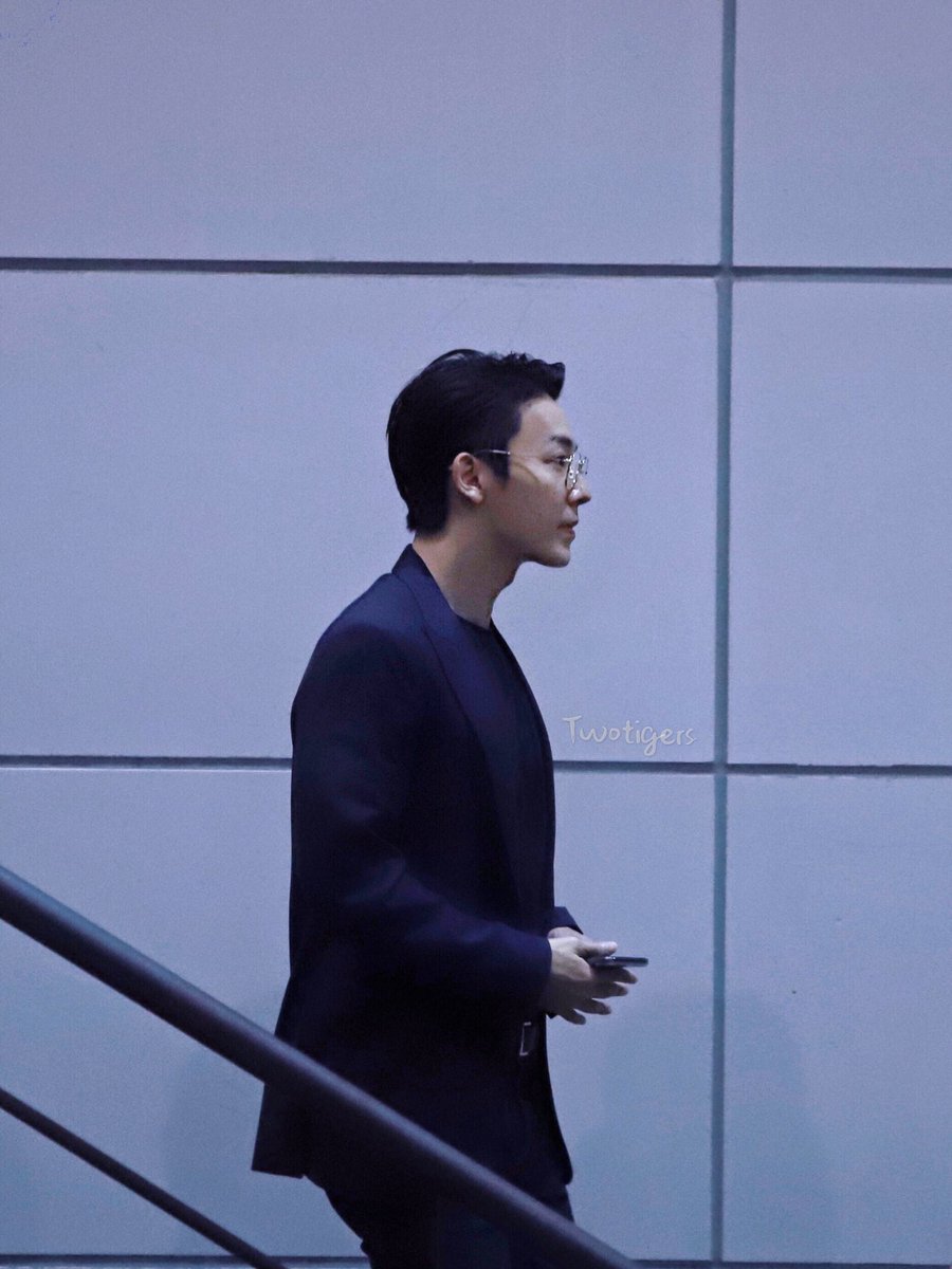 Hyukturumaturu's tweet photo. Whats with the stairs making them look so gewd and proper https://t.co/iPalphO23f