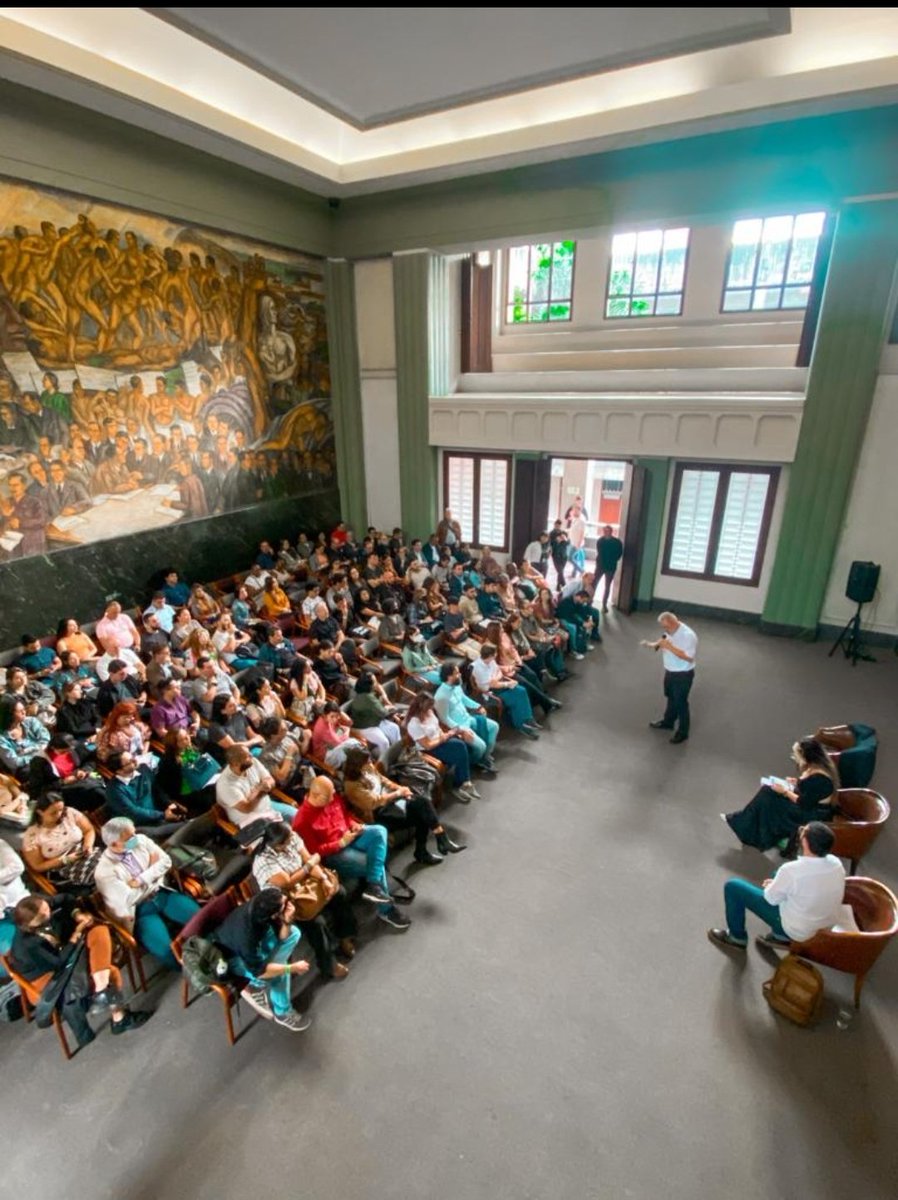 Ayer en el <a href="/museodantioquia/">Museo de Antioquia</a> conversamos el director de la <a href="/AgenciaTierras/">Agencia Nacional de Tierras</a> Gerardo Vega y yo, sobre la importancia del catastro para el fortalecimiento del ordenamiento territorial, el acceso a tierras y otros usos para lograr la implementación del acuerdo de paz. Hilo 🧵