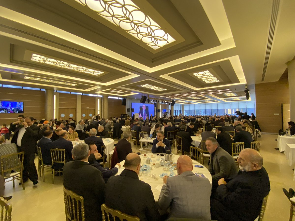 Bugün “İstanbul’un Mührü Muhtarlar Buluşması” programımızda kıymetli Muhtarlarımızla bir araya geldik. Yoğun katılımlarından dolayı Muhtarlarımıza çok teşekkür ediyorum. Şüphe yok ki siyaset yerelden başlar. Yerelin de en temiz ve en doğru sesi şüphesiz muhtarlarımızdır.