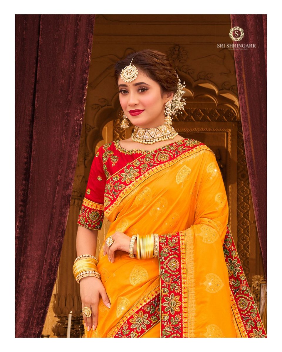 SriShringarr's tweet photo. Jewelry is a form of art that evokes feelings. 😍

Don’t Repeat It. Rent It.
@SriShringarr 
Website:- https://t.co/PBELuWcINQ

#explorepage #traditionalwear #indianweddings
#indianwear #lehengas #weddinghacks #photography #bridalwear #bridaloutfit #srishringarr https://t.co/r8EcwghWfm